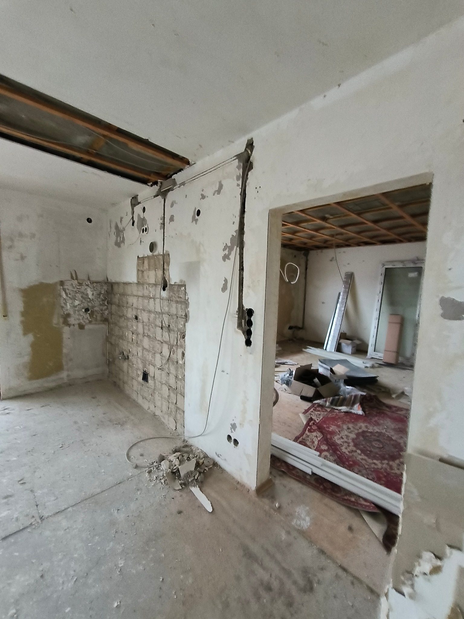 Zum Vergrößern anklicken Rückbau der Küche: Fliesen, Fenster und Installationen entfernt
