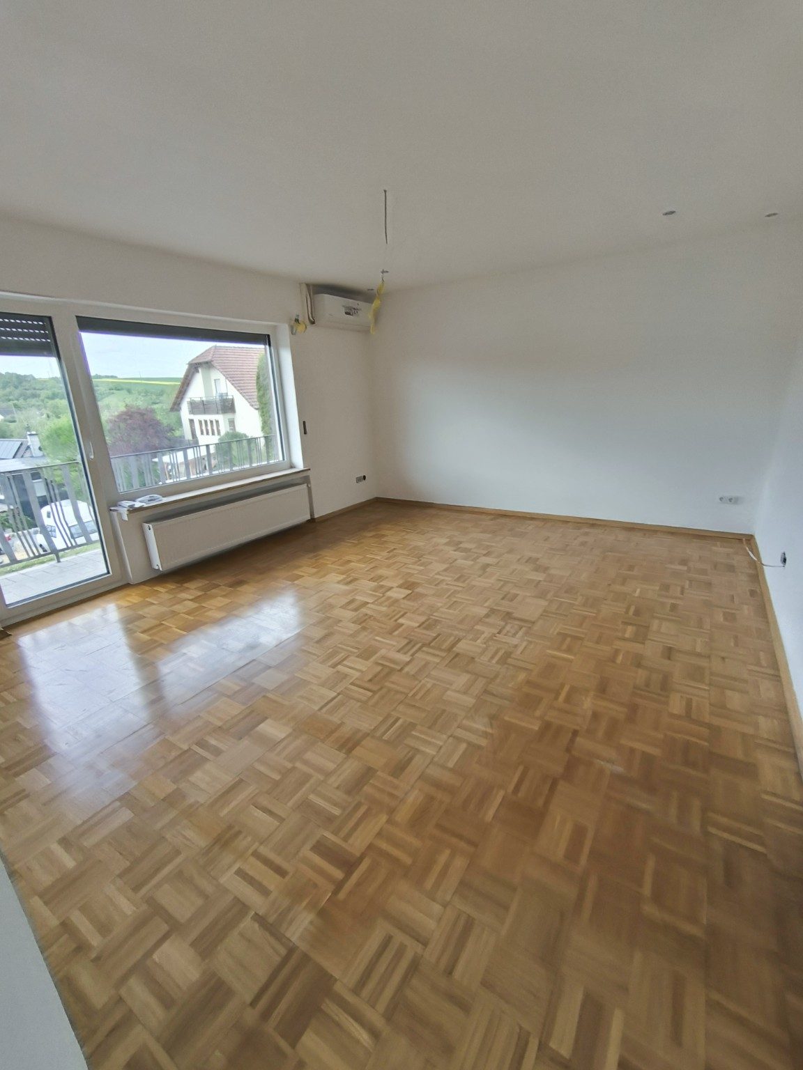 Zum Vergrößern anklicken Wohnzimmer der Ferienwohnung mit erhaltenem Parkettboden