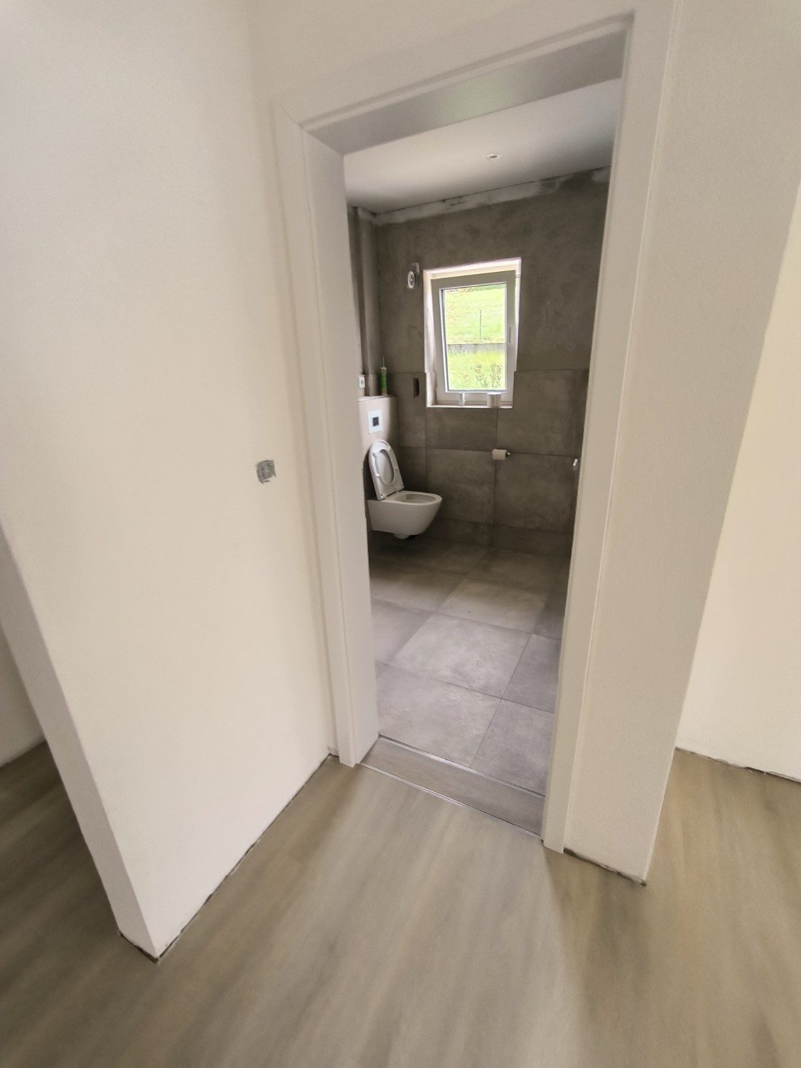 Zum Vergrößern anklicken Zugang zum Badezimmer der Ferienwohnung