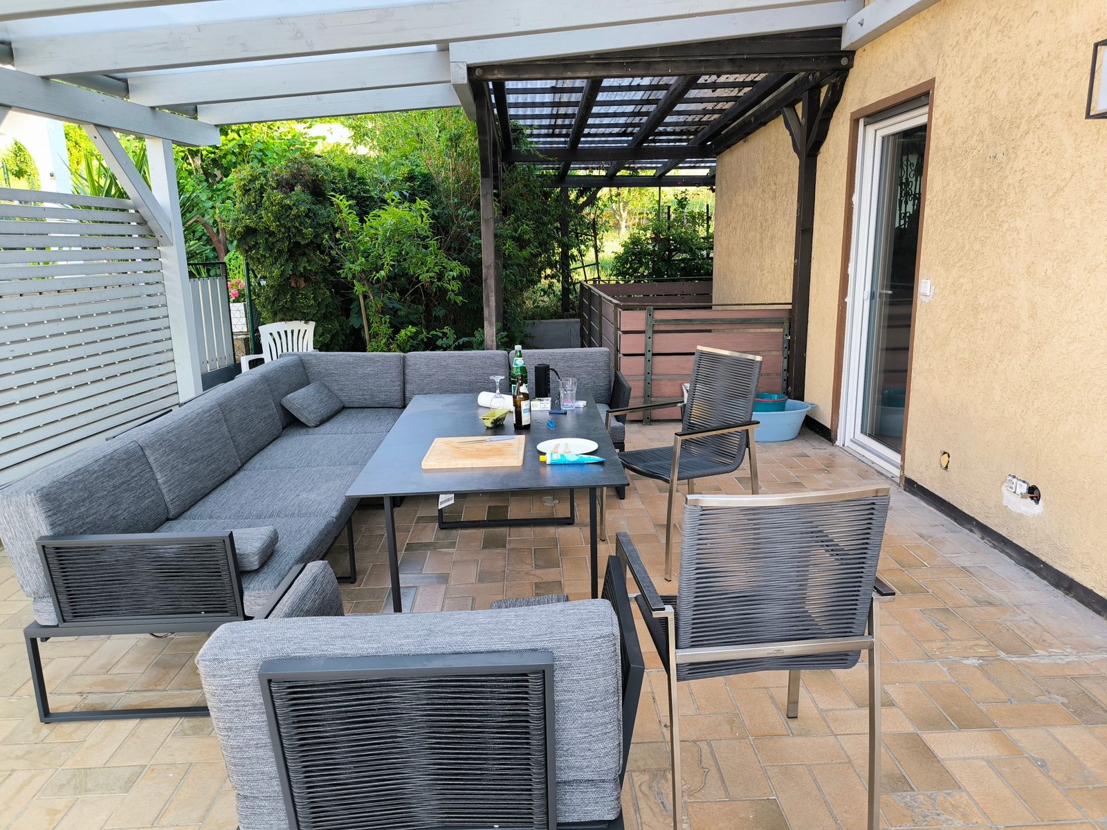 Zum Vergrößern anklicken Neue Terrasse mit Loungebereich