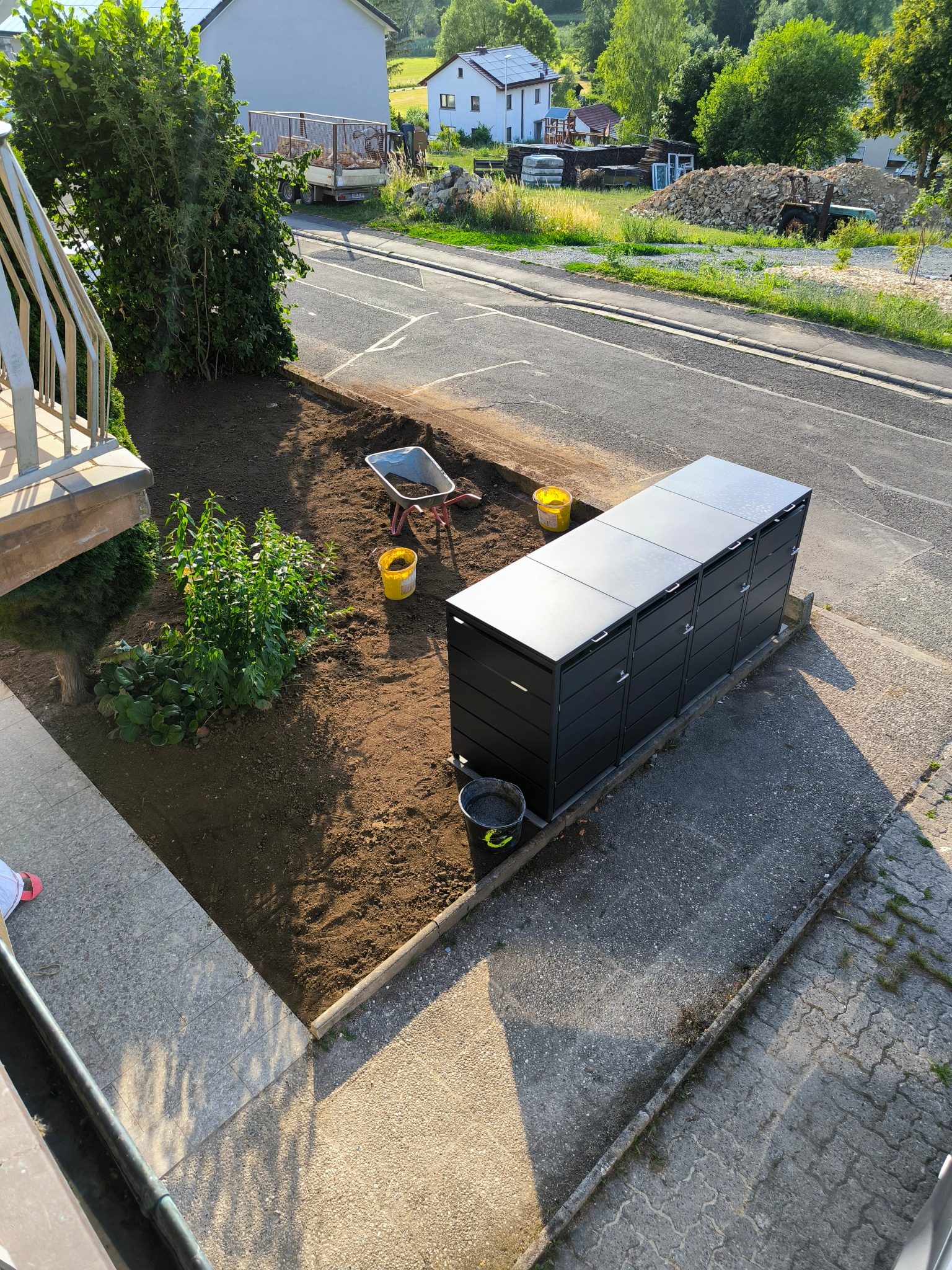 Zum Vergrößern anklicken Neues Tonnenhaus und neu gestalteter Vorgarten